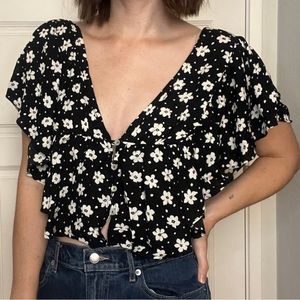 NWOT Open Back Daisy Flutter Sleeve Crop Top 🌼 Size Small